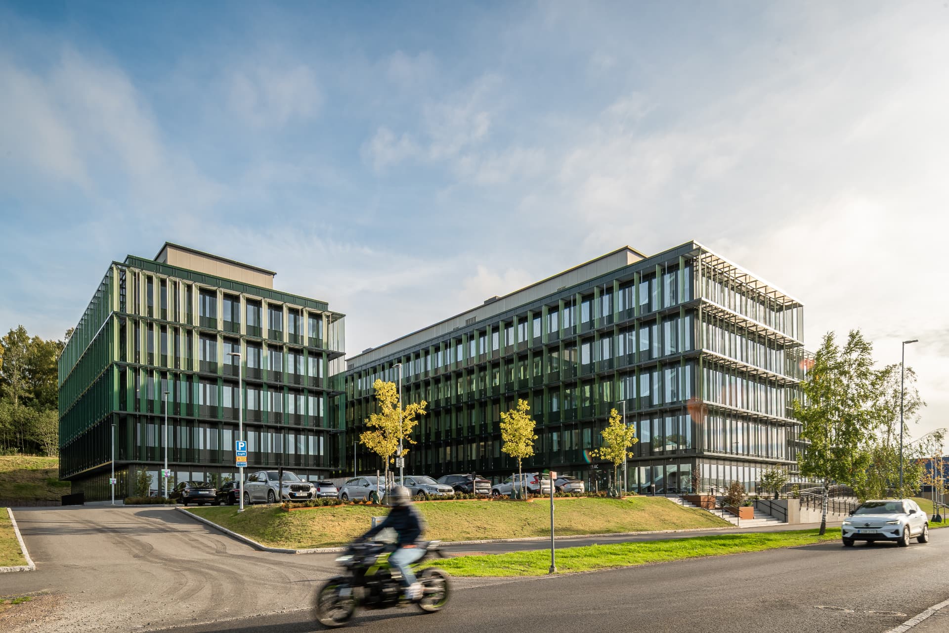 Kontorsfastigheten Vy57 i Jönköping fotograferad från gatan med glasfasad och grönskande omgivning.