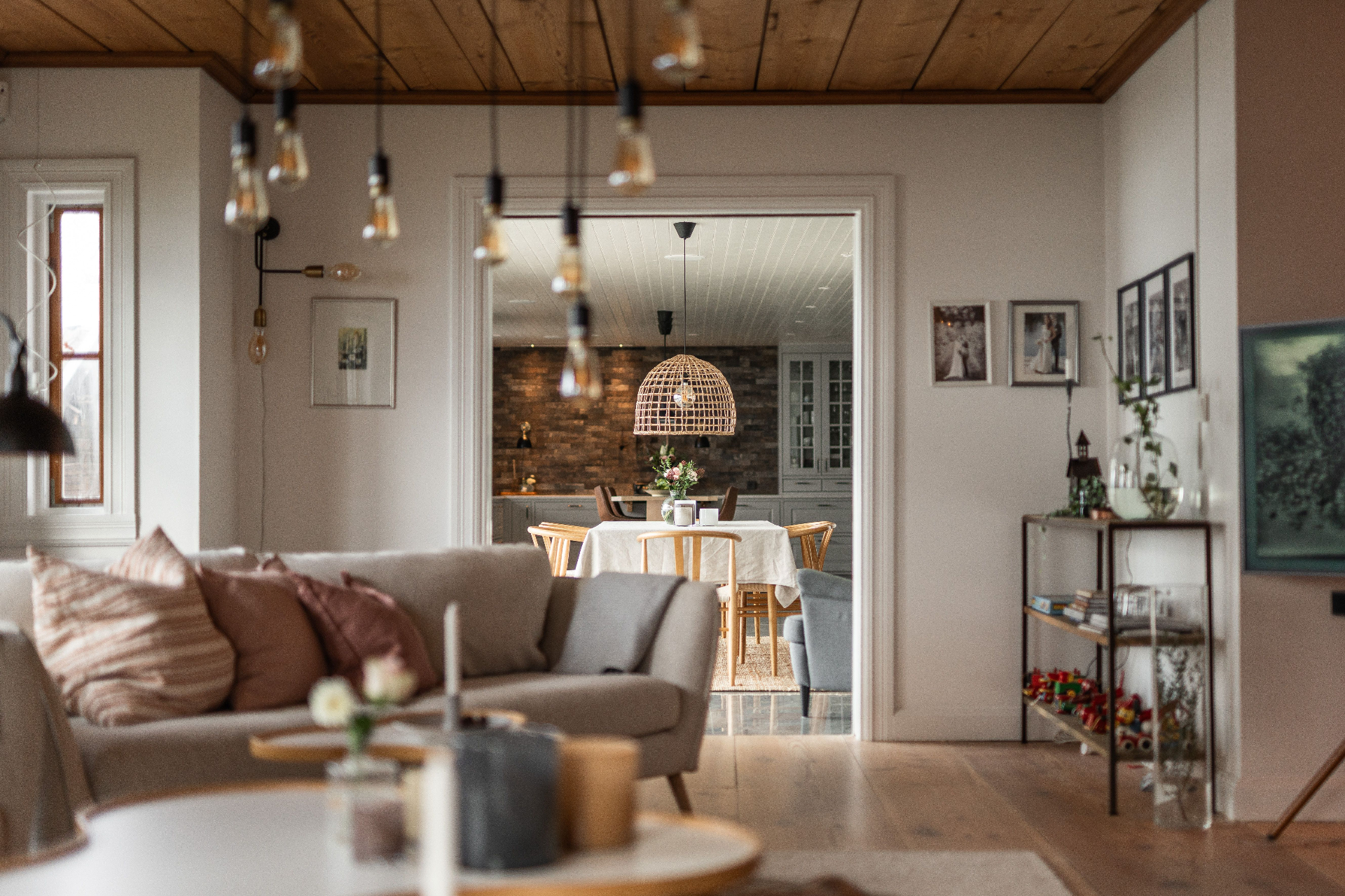 Vardagsrum och matplats i öppen planlösning, interiörfoto bostad.