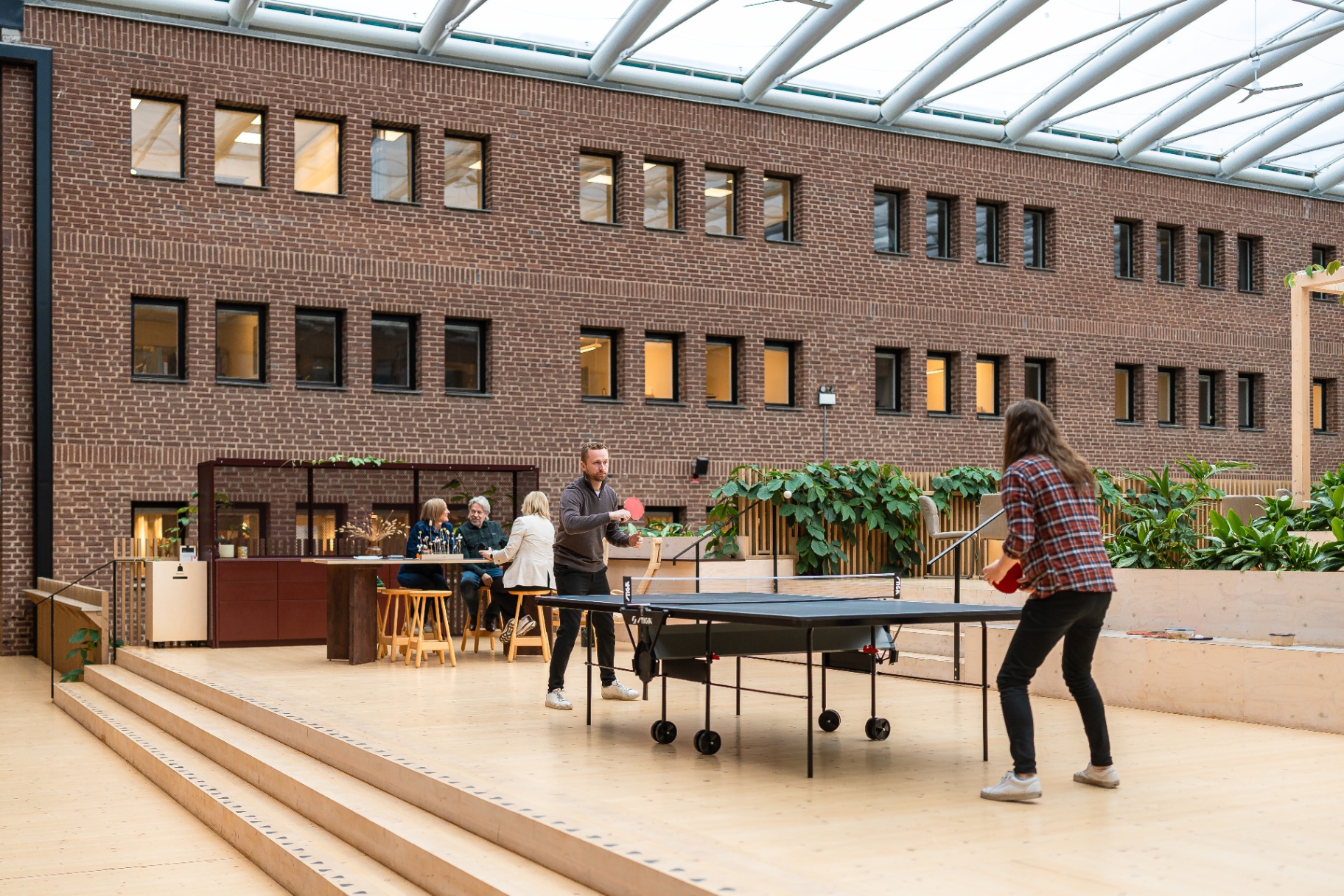 Werket Jönköping – pingisbord och samlingsyta på innergården med människor som spelar.