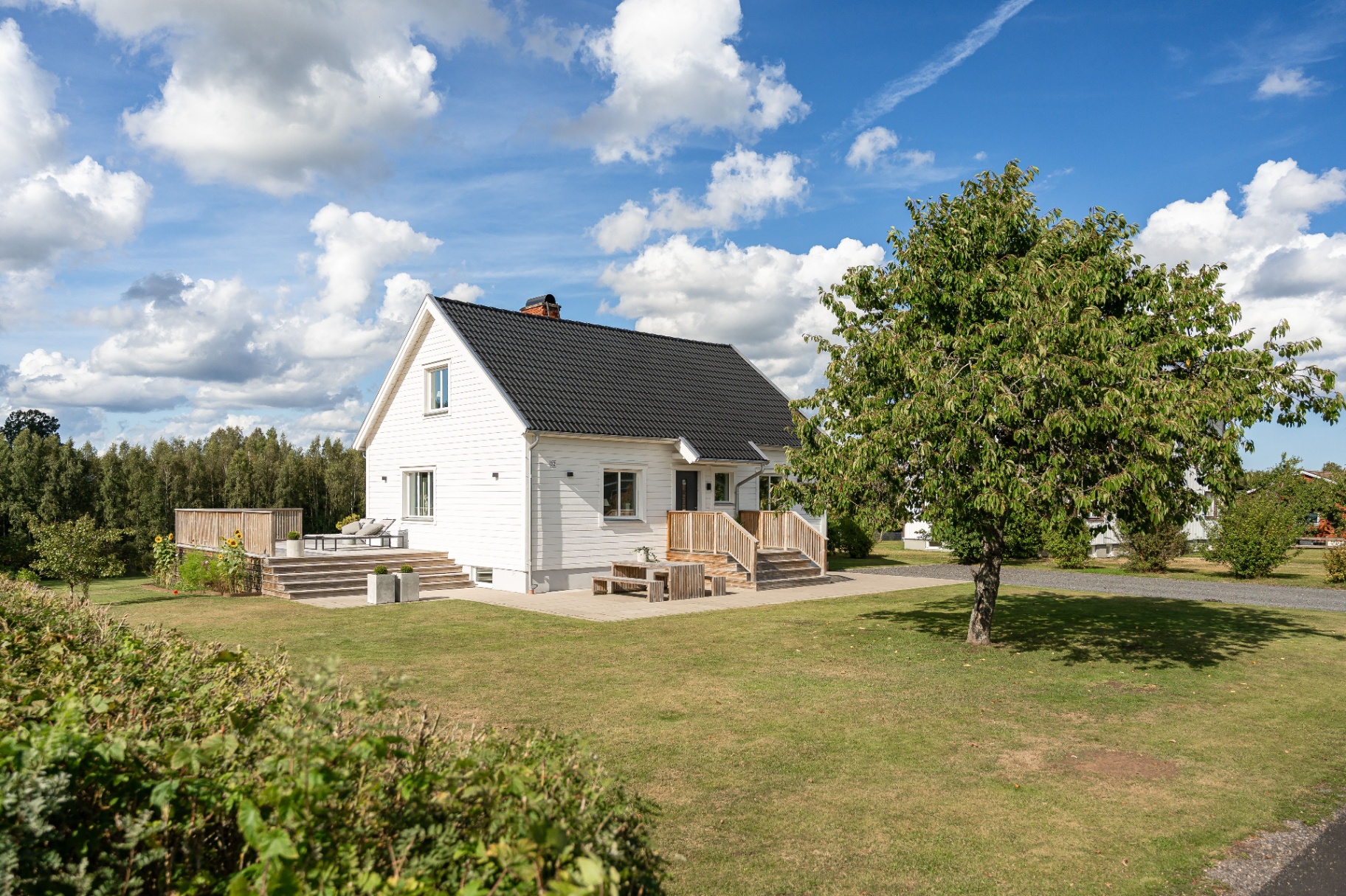 Bostadsfasad förberedd för exteriörfotografering.
