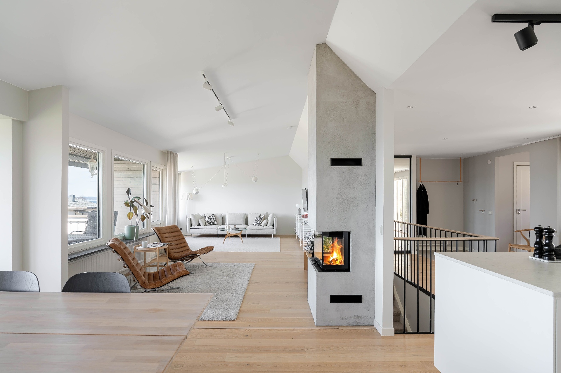 Ljust vardagsrum förberett för bostadsfotografering.